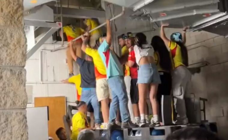 FOTO: Hinchas colombianos se meten en el sistema de ventilación. Foto: captura. 