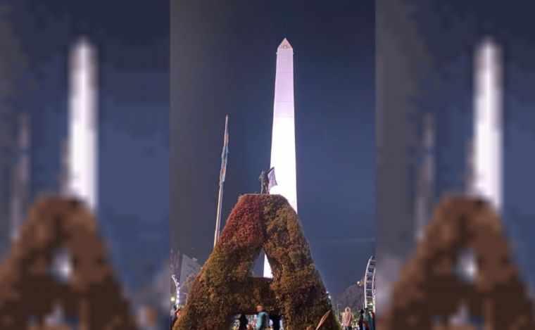 FOTO: NA. El hincha que cayó y murió cerca del Obelisco. 