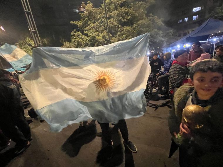 FOTO: Una multitud en Córdoba se reunió en el Patio Olmos para los festejos. 