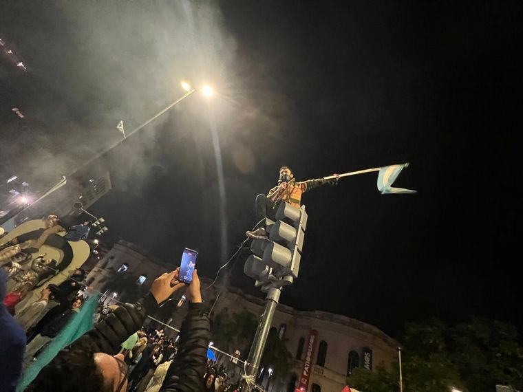 FOTO: Una multitud en Córdoba se reunió en el Patio Olmos para los festejos. 