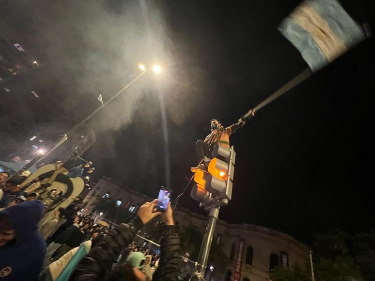 FOTO: Una multitud en Córdoba se reunió en el Patio Olmos para los festejos. 