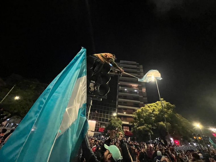 FOTO: Una multitud en Córdoba se reunió en el Patio Olmos para los festejos. 