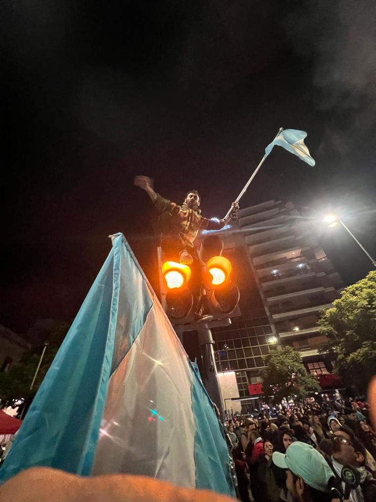 FOTO: Una multitud en Córdoba se reunió en el Patio Olmos para los festejos. 