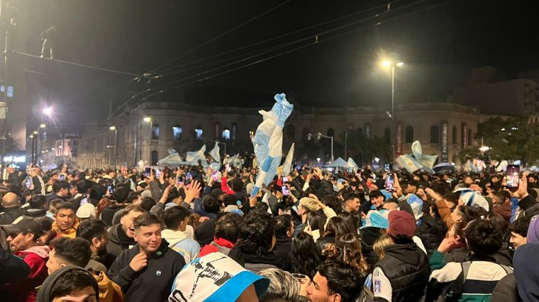 FOTO: Una multitud en Córdoba se reunió en el Patio Olmos para festejar. (Daniel Cáceres).