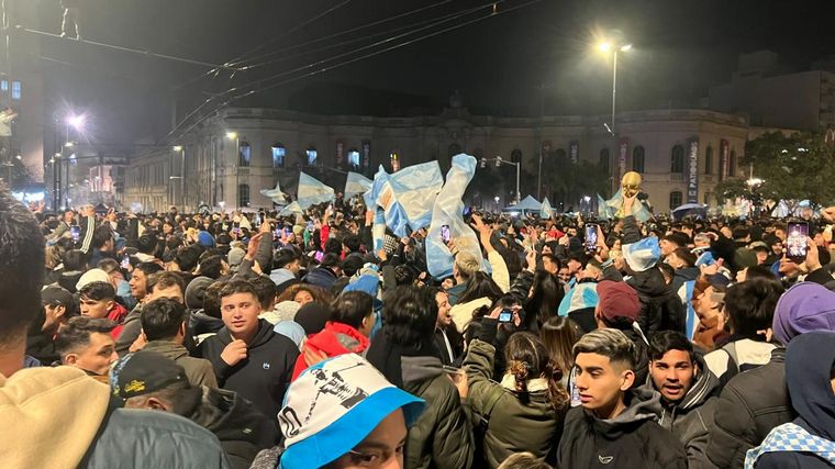 FOTO: Una multitud en Córdoba se reunió en el Patio Olmos para festejar. (Daniel Cáceres).