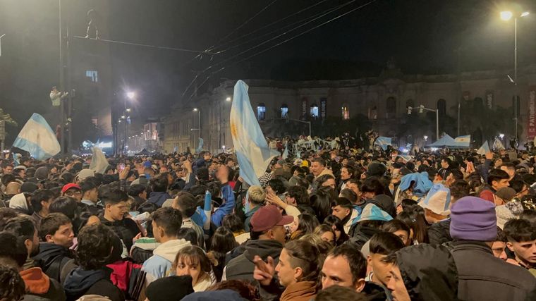 FOTO: Una multitud en Córdoba se reunió en el Patio Olmos para festejar. (Daniel Cáceres).