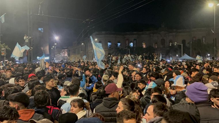 FOTO: Una multitud en Córdoba se reunió en el Patio Olmos para festejar. (Daniel Cáceres).