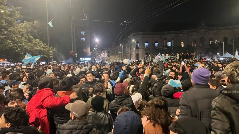 FOTO: Una multitud en Córdoba se reunió en el Patio Olmos para festejar. (Daniel Cáceres).