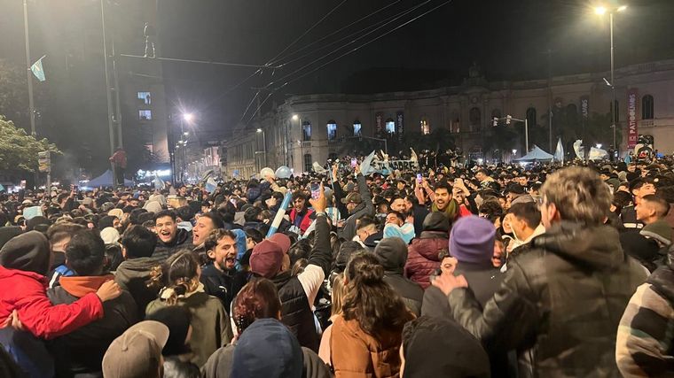 FOTO: Una multitud en Córdoba se reunió en el Patio Olmos para festejar. (Daniel Cáceres).