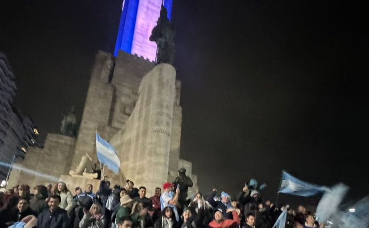 FOTO: Los festejos en el Monumento a la Bandera de Rosario por la Copa América 2024. 