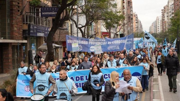 FOTO: Llaryora no logra acordar paritarias con los docentes cordobeses