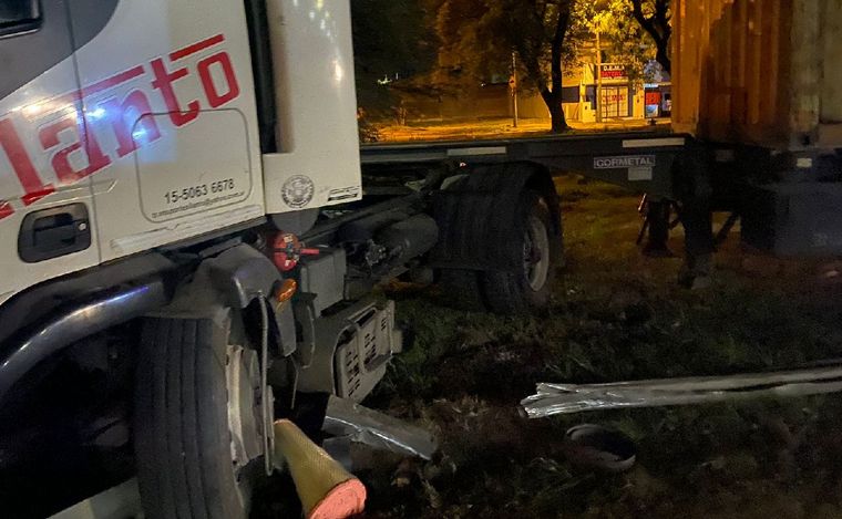 FOTO: Un camión chocó contra el guardarraíl en Circunvalación. (Emanuel Manitta/Cadena 3)