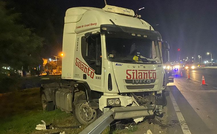 FOTO: Un camión chocó contra el guardarraíl en Circunvalación. (Emanuel Manitta/Cadena 3)