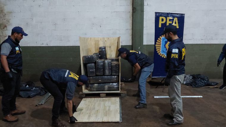 FOTO: Secuestran más de 650 kilos de marihuana que era enviada en encomiendas. (PFA)