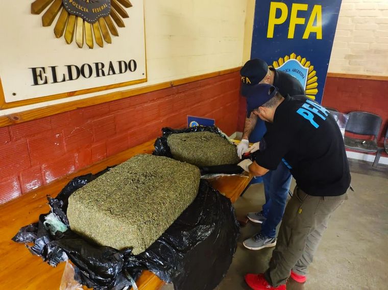 FOTO: Secuestran más de 650 kilos de marihuana que era enviada en encomiendas. (PFA)