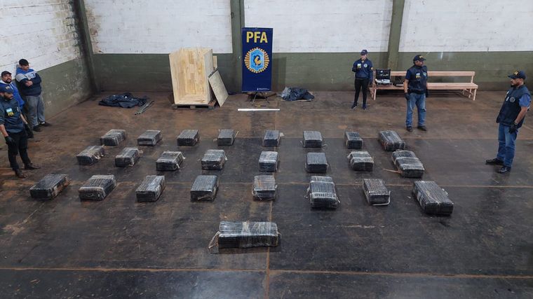 FOTO: Secuestran más de 650 kilos de marihuana que era enviada en encomiendas. (PFA)