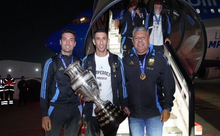 FOTO: Lionel Scaloni, junto a Ángel Di María y Claudio Tapia. (Foto: AFA)