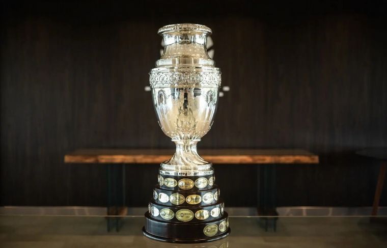 FOTO: La preciada copa que alzaron los jugadores argentinos. 