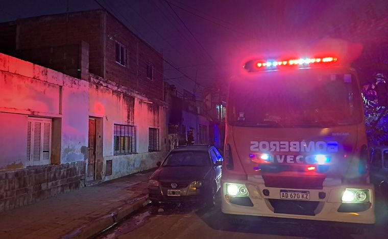 FOTO: Incendio en una casa en Villa Páez. (Foto: Federico Borello/Cadena 3)