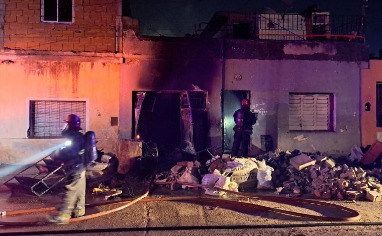 FOTO: Incendio en una casa en Villa Páez. (Foto: Federico Borello/Cadena 3)