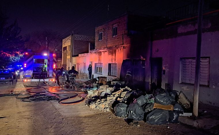 FOTO: Incendio en una casa en Villa Páez. (Foto: Federico Borello/Cadena 3)