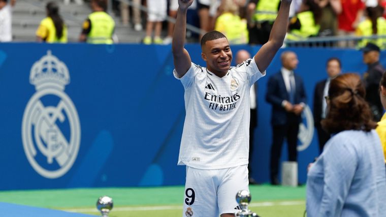 FOTO: Mbappé fue presentado en el Real Madrid ante una multitud (Foto: @EFEdeportes)