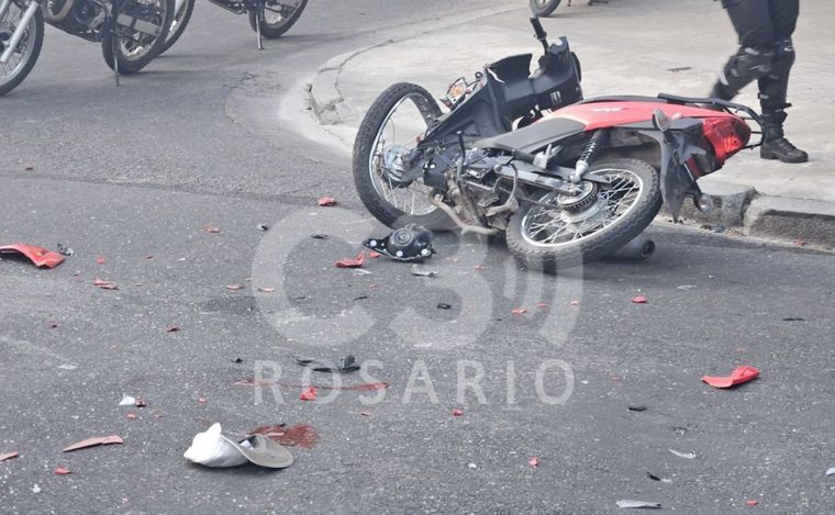 FOTO: La moto tras el accidente, caída en la calle.