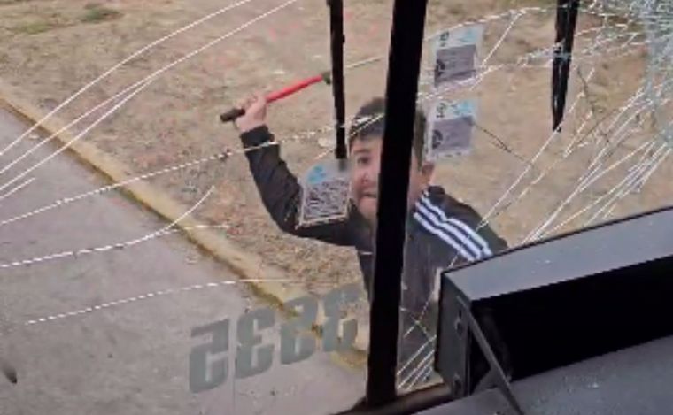 FOTO: Un hombre rompió los vidrios de un colectivo en Córdoba. (Foto: captura). 