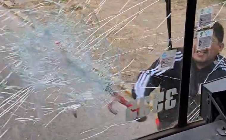 FOTO: Un hombre rompió los vidrios de un colectivo en Córdoba. (Foto: captura). 