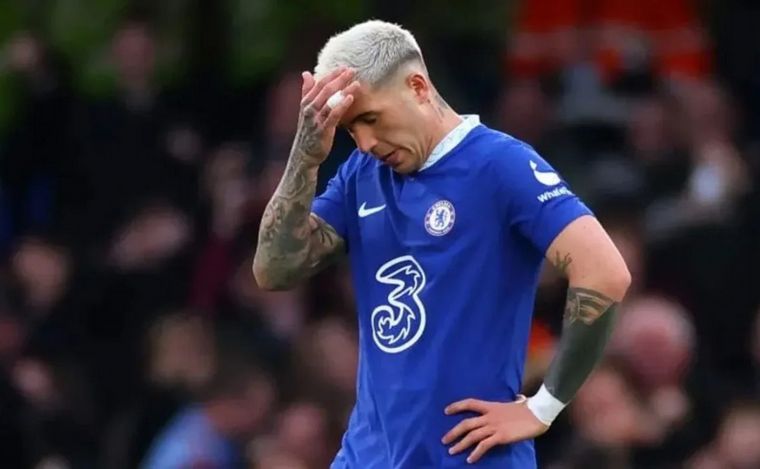 FOTO: Enzo Fernández con la camista del Chelsea. (Foto: archivo/NA)