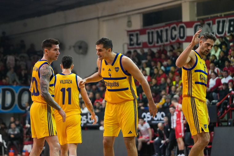 FOTO: El plantel de Boca festeja el triunfo clave en Alta Córdoba. (Foto: Boca Básquet)