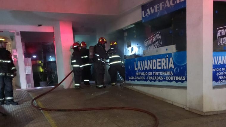 FOTO: Bomberos apagaron un incendio en una lavandería en barrio Nueva Córdoba