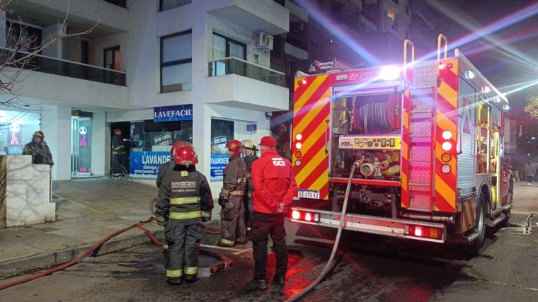 FOTO: Bomberos apagaron un incendio en una lavandería en barrio Nueva Córdoba