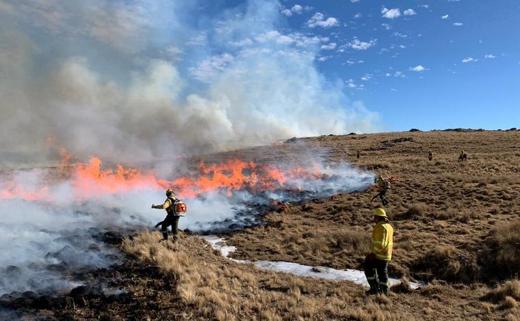 FOTO: 275 bomberos combaten el incendio en el Cerro Champaquí. (Foto: Gob. Córdoba)