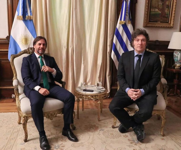 FOTO: Los presidentes de Uruguay y Argentina, reunidos