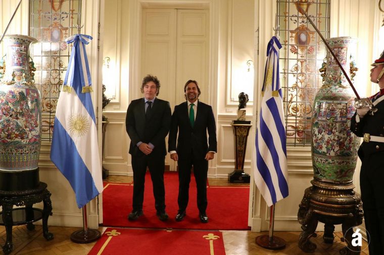 FOTO: Los presidentes de Uruguay y Argentina, reunidos