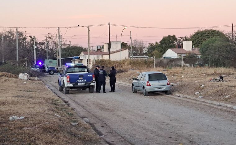 FOTO: Hallaron muerta en su auto a una joven en Córdoba. (Foto: Federico Borello/Cadena 3)