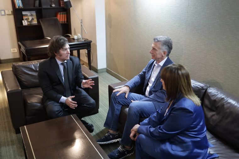 FOTO: Milei, Macri y Bullrich, en la reunión tras el triunfo del libertario (archivo). 