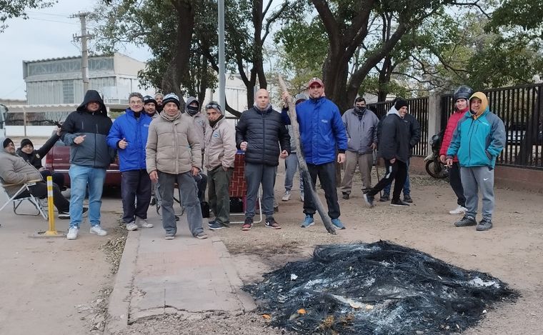 FOTO: Trabajadores de Palmar exigen una recomposición salarial. (Foto: gentileza)