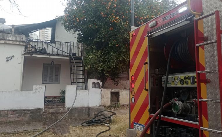 FOTO: Un incendio arrasó una casa en Villa Siburu. (Foto: Gonzalo Carrasquera/Cadena 3)