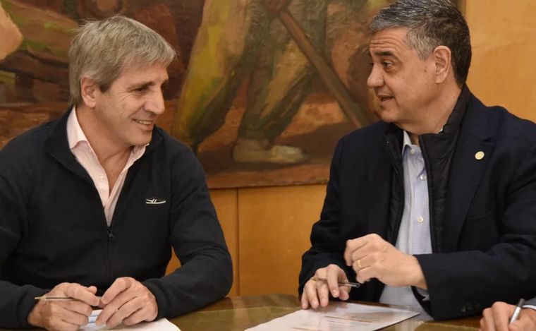 FOTO: El ministro de Economía Luis Caputo junto a Jorge Macri, jefe de gobierno porteño.