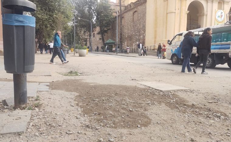 FOTO: Quejas de comerciantes por el lento avance de las obras en la plaza San Martín