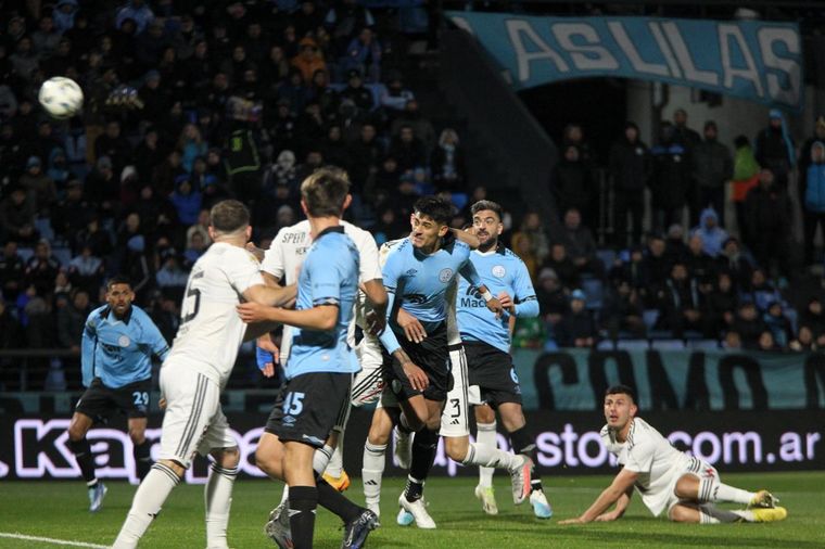 FOTO: Belgrano le ganó a Riestra en Alberdi. (Foto: Daniel Cáceres/C3)