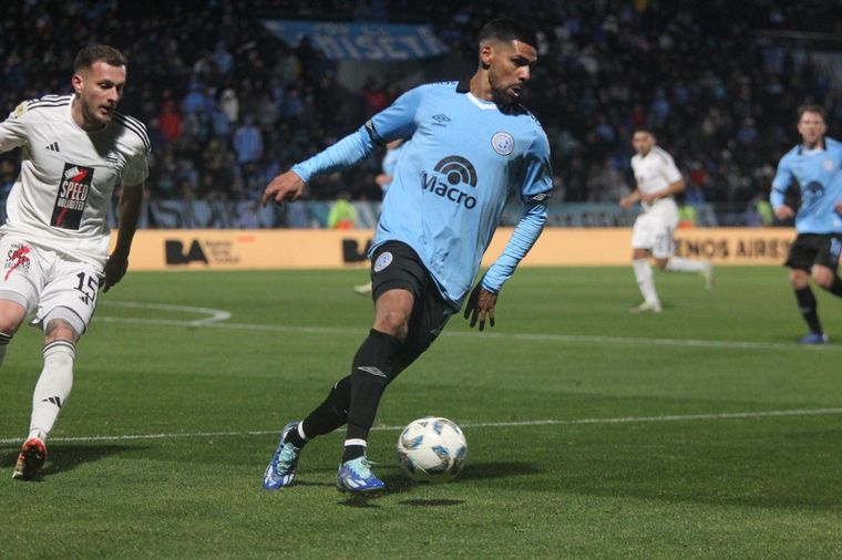 FOTO: Belgrano recibe a Deportivo Riestra en Alberdi. (Foto: Daniel Cáceres/Cadena 3)