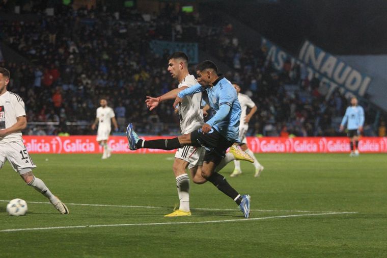 FOTO: Belgrano le ganó a Riestra en Alberdi. (Foto: Daniel Cáceres/C3)