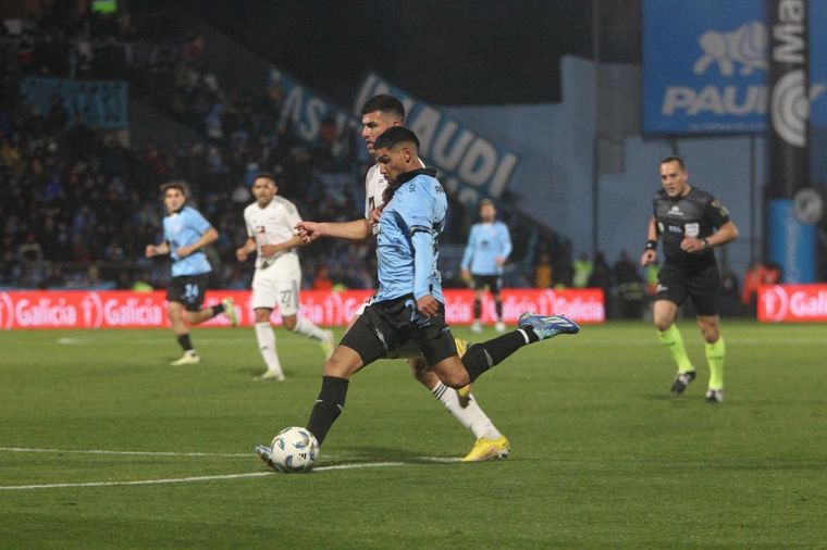 FOTO: Belgrano le ganó a Riestra en Alberdi. (Foto: Daniel Cáceres/C3)