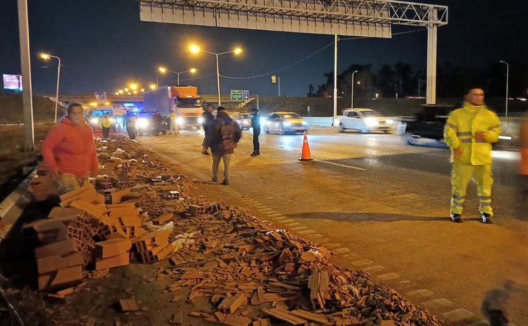 FOTO: Volcó en Circunvalación con material de construcción: se llevaron la mercadería.