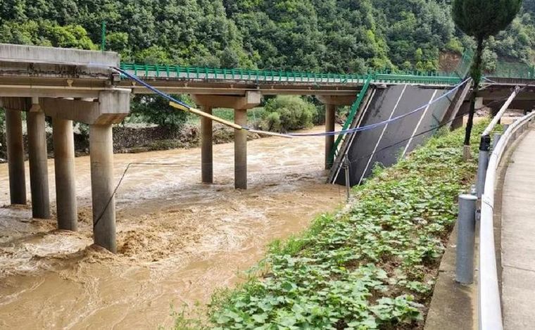 FOTO: 12 muertos y varios desaparecidos tras derrumbarse un puente en China. (Foto: Xinhua)