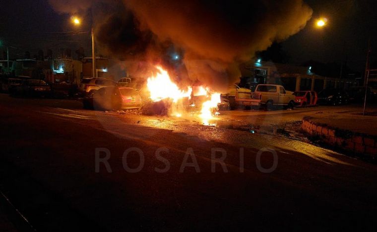 FOTO: Un auto en llamas en la puerta de la Comisaría 32°.