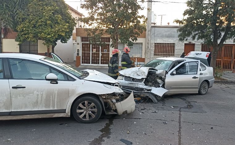 FOTO: El choque ocurrió en calle Avellaneda. (Foto: Federico Borello/Cadena 3)